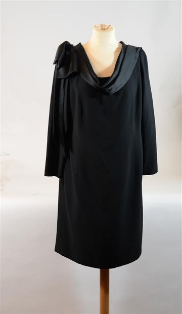 null Dé ROYALE - Robe noire en crêpe à col bénitier en satin et petit noeud sur l'épaule,...