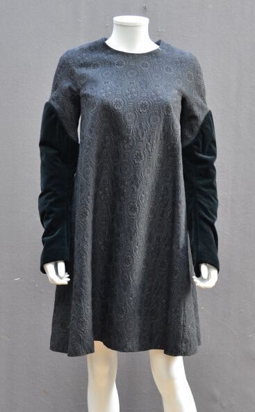 null COMME DES GARCONS - Robe noire en tissu broché à manches longues en velours....