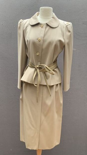 null PIERRE CARDIN : Ensemble tailleur jupe beige, corsage à col claudine et pattes...