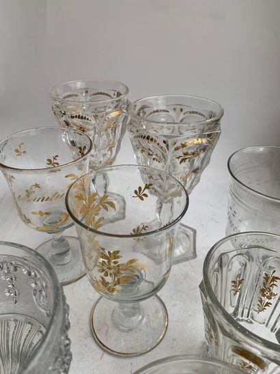 null Ensemble de verres à pied dépareillés en verre et cristal dont trois Baccarat.

Epoque...