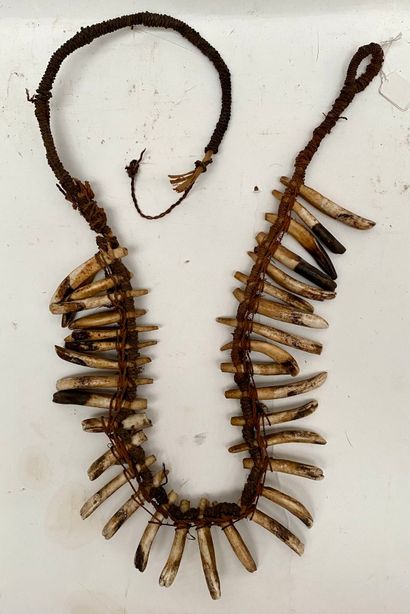 null Necklace - Papua New Guinea - Vegetable fibers - pig's teeth - Diameter : 24...