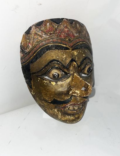  Masque en bois doré et peint, cuir et métal. 
Région de Solo, Est de Java, Indonésie....