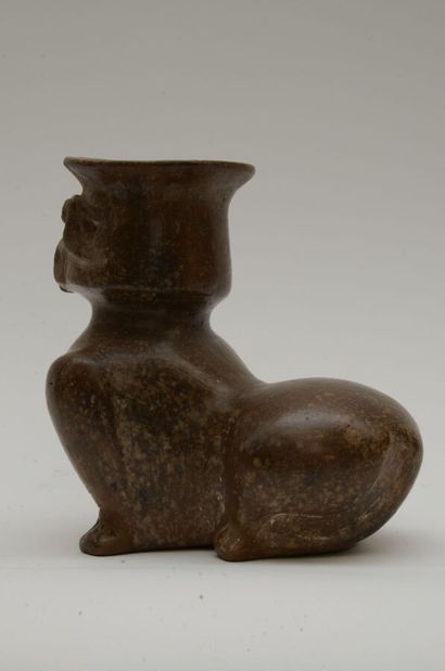 null Vase zoomorphe représentant un jaguar en position assisse. Le col évasé du vase...