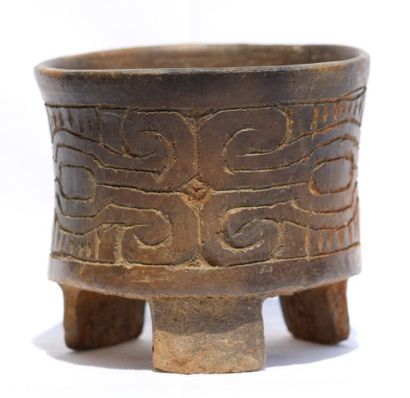 null Vase tripode gravé

Sa forme classique est caractéristique de l'art de Teotihuacan....