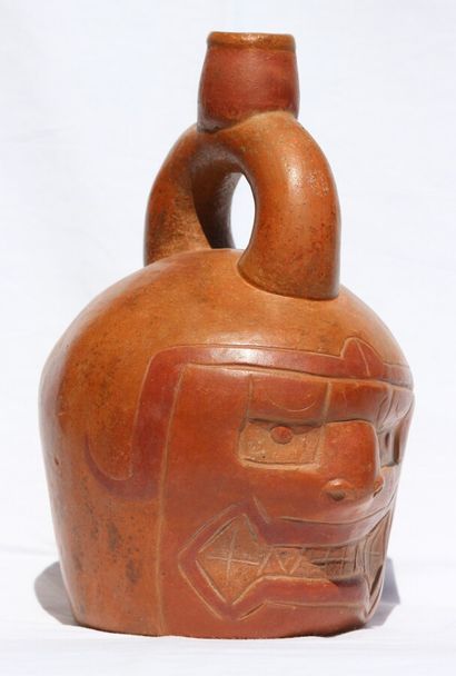 null Vase with stirrup handle decorated with a feline head

A stylized jaguar's head...