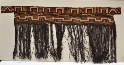 null Textile à motifs géométriques polychromes retenant des franges.

Culture proto-Nazca,...