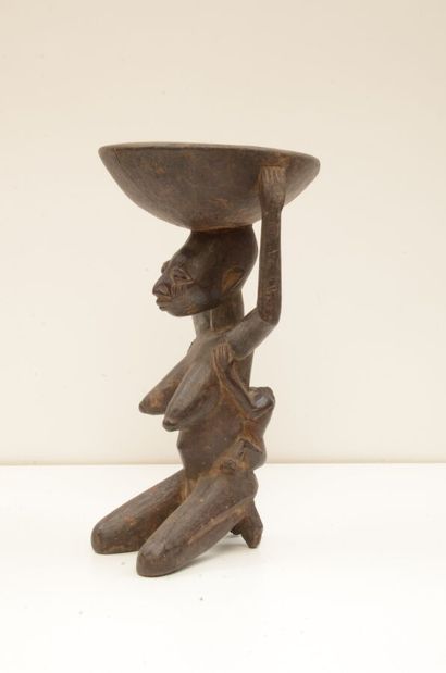  Agere Ifa figurant une mère et son enfant 
Yoruba, Nigéria 
Bois 
H. 34 cm 
Un bras...
