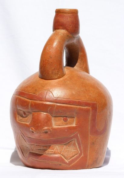 null Vase with stirrup handle decorated with a feline head

A stylized jaguar's head...