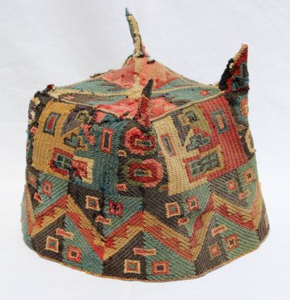 null Ceremonial hat "with four points 

Its rich decoration is organized in two registers....