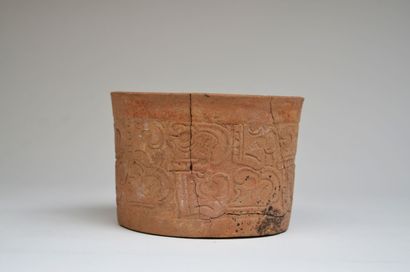 null VASE cylindrique à décor de crânes

Culture Teotihuacan, Mexique

500 - 900...