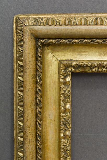 null CADRE dit "Carlo Maratta" en bois mouluré, sculpté, doré, à décor de frises...