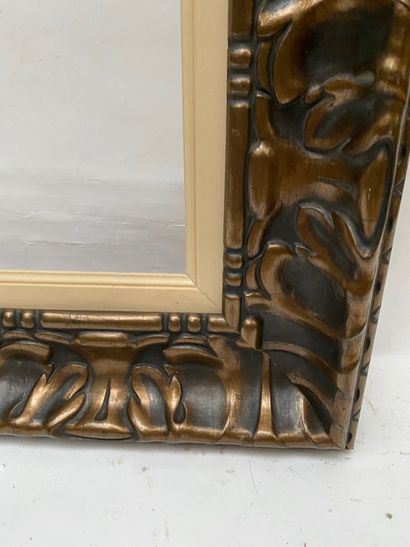 null CADRE en bois et stuc doré à décor de feuilles d'acanthe.

Style XVIIIème siècle...