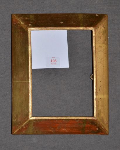 null CADRE en bois doré à profil à pente renversée.

XIXème siècle

Dim : 13,5 x...