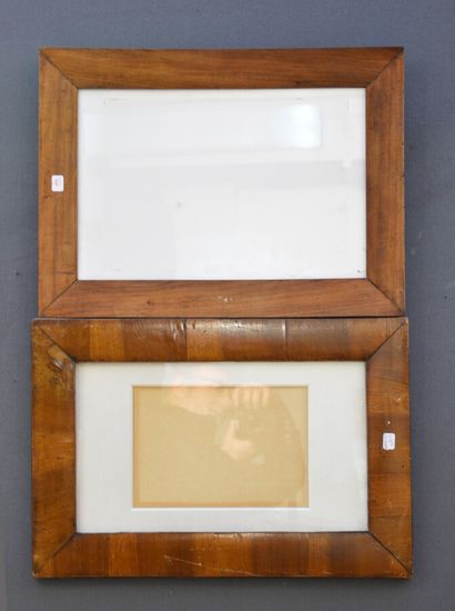 null TWO FRAMES in walnut veneer with flat profile. 

19th century

Dim : 40,5 x...