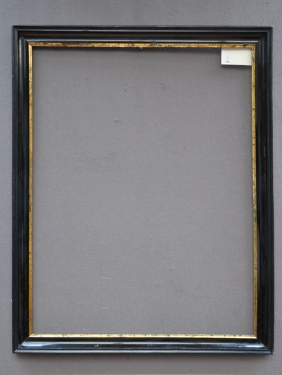 null BAGUETTE en bois mouluré noirci et doré.

XIXième siècle

Dim : 68,5 x 52 x...