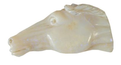 null CAMÉE gravé d'une tête de cheval Opale. XIX ème siècle. Long.: 5,5 cm