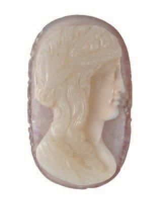null CAMÉE représentant un buste de femme à l'antique Agate à deux couches. XVII...