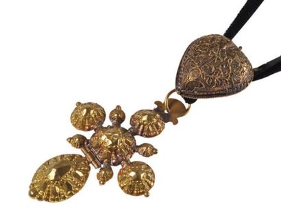  CROIX PENDENTIF en or jaune creux formée en repoussée, à décor de godrons et perles,...