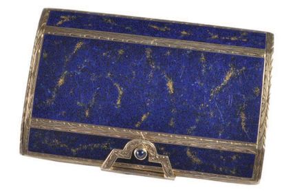 null BOÎTE rectangulaire à pans coupés, en argent guilloché et plaques de lapis lazuli...