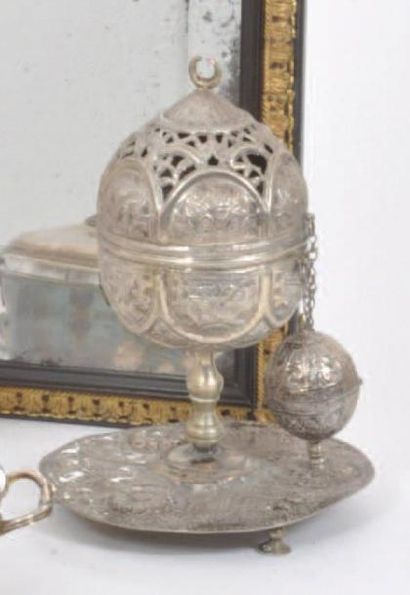 null ENCENSOIR en argent repoussé et gravé de feuillages et fleurs stylisées, en...