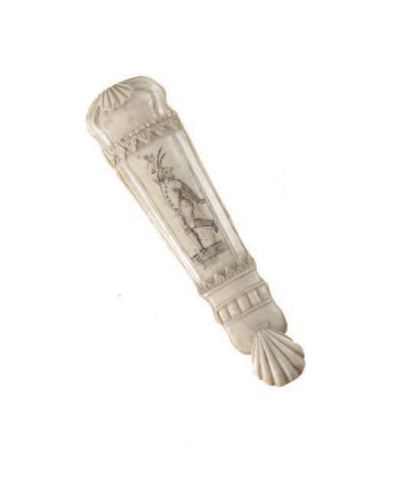 null RAPE à TABAC miniature en ivoire sculpté de coquilles et feuillages, centrée...