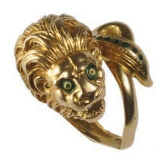  BAGUE en or jaune et émail formée d'une tête de lion au naturel, l'anneau terminé...