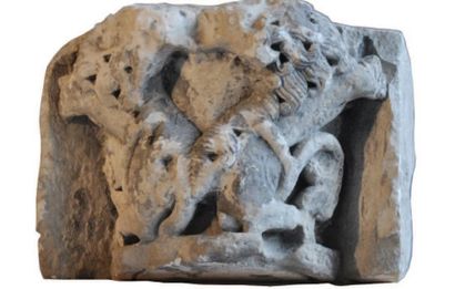 Chapiteau d'angle en pierre calcaire sculptee...