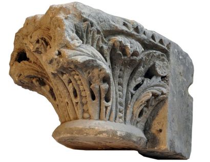 Chapiteau d'applique en pierre calcaire sculptee....