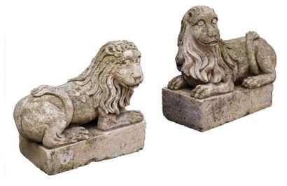 Paire de lions en pierre sculptee en ronde-bosse....