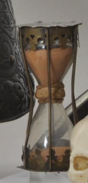 null SABLIER en laiton cisele et verre, grave de fleurs XVIIeme s. Haut: 12 cm