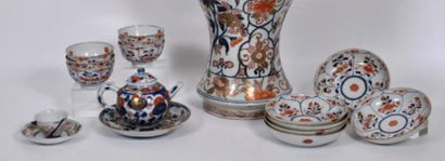 JAPON Partie de service a the en porcelaine a decor Imari. Six bols et coupelles....