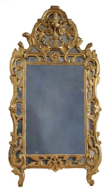 null MIROIR a pareclose dans un encadrement en bois dore et sculpte a decor d'agrafes...