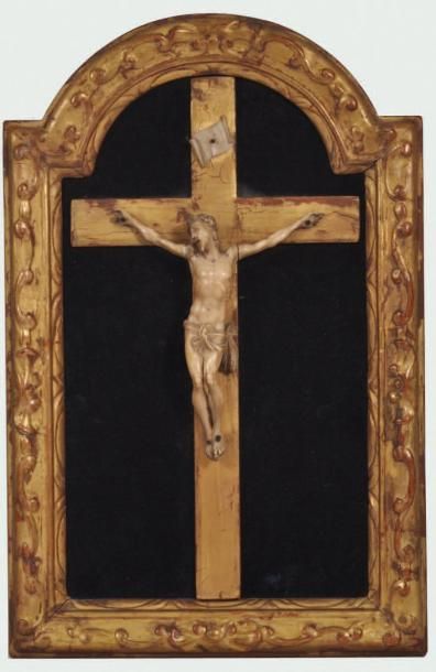 null CHRIST en ivoire sculpte sur une croix en bois dore. - Encadrement en bois sculpte...