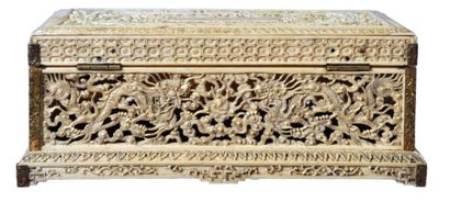 null Coffret de forme rectangulaire en ivoire a patine jaune, a decor sculpte et...