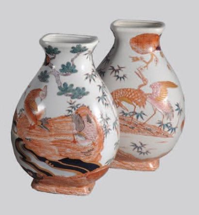 null PAIRE DE VASES pansus en porcelaine blanche a decor polychrome a decor de grues,...