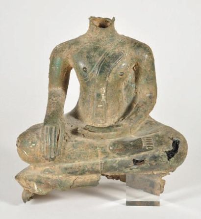 null Statuette en bronze a patine verte representant buddha assis en padmasana, les...