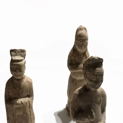 null CHINA - SUI (581 - 618) or TANG (618-907) period
Set of FIVE terracotta STATUETTES...