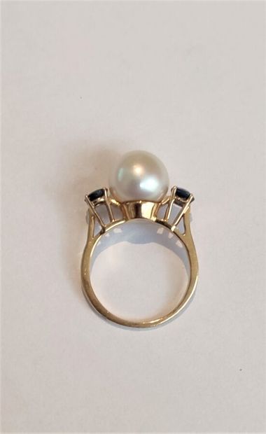 null RING 
in 18k yellow gold set with a cultured pearl and two round brilliant-cut...