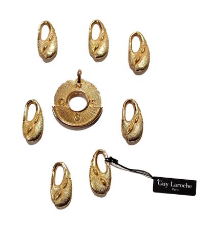 null Guy LAROCHE
Lot de 8 pendentifs.
Dimensions :
Poids brut : 
