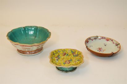 null CHINA, late 18th-early 19th century 

Lot of three COUPELLES including :

-...