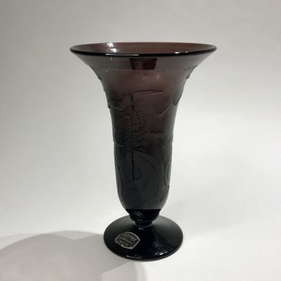 null VERAME
Vase in tinted glass with flared neck and acid-etched decoration.
Signed...