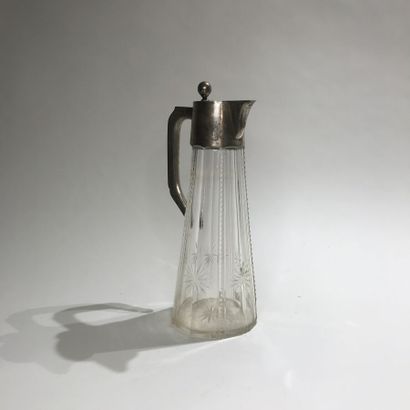 null Carafe in cut crystal, the body with cut sides decorated with stars, the setting...