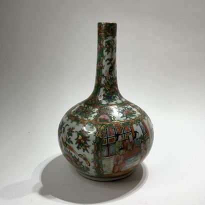 Vase bouteille en porcelaine Canton à décor...