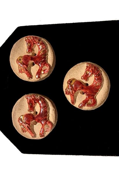 null Lot of 3 ceramic buttons enamelled with a red horse motif. 
Late 1940s, around...