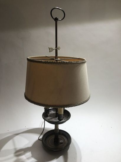 null LAMPE BOUILLOITE à trois bras de lumière en métal argenté. 
Fut cannelé reposant...