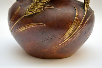 null Léon KANN (1859-1925)
Vase boule en bronze patiné et doré à décor d'épis de...
