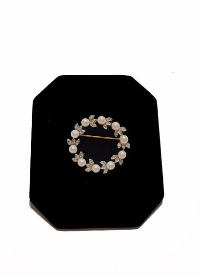null BROCHURE 
in 18k yellow gold, round, alternating cultured pearl and small diamonds....