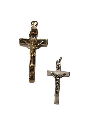 null Deux pendentifs en croix 
L'une en argent représentant un christ. Marqué "St...