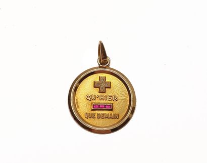 null MEDAL 
in 18K yellow gold, round shape "more than yesterday, less than tomorrow"....