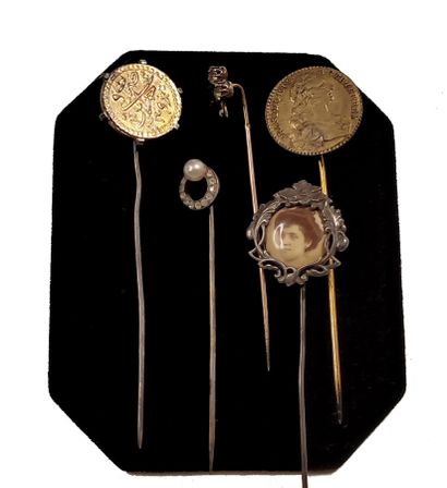 LOT OF FIVE TIE-PINS 
made of vermeil, set...